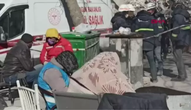 KAHRAMANMARAŞ'TAKİ ENKAZDA ANNEANNE, KIZI VE TORUNU İÇİN UMUTLU BEKLEYİŞ