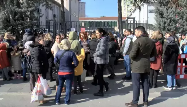 İstanbul'da bir garip olay! Okul riskli diye yıkım kararı alındı, veliler eylem yaptı