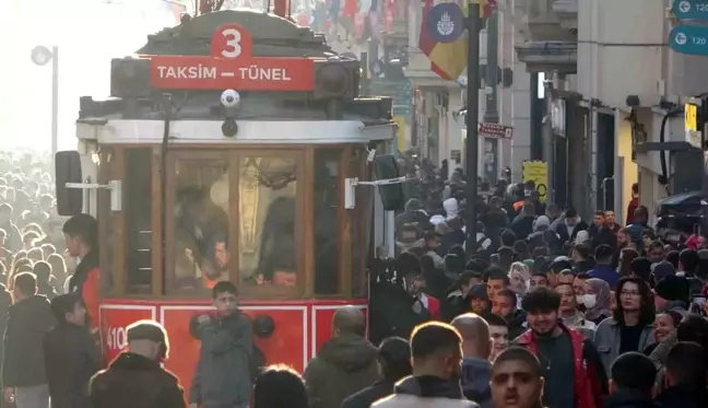 İstanbul'da güneşli havayı fırsat bilen vatandaşlar İstiklal Caddesi'ne akın etti