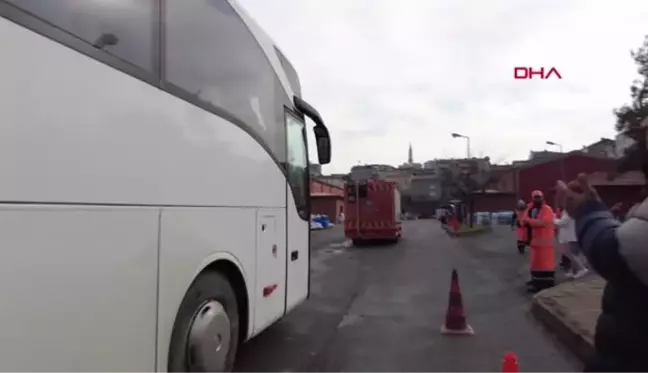 Ekipler tam o noktaya yoğunlaştı! Enkazdan uçup çıkan papağan anne ve kızını kurtardı