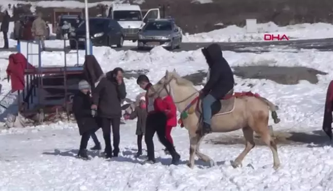 ARDAHAN'A GETİRİLEN DEPREMZEDE AİLELER, ÇILDIR GÖLÜ'NDE ATLI KIZAKLA GEZDİ