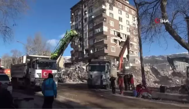 İtfaiyeci kadınlar enkazda iş başında