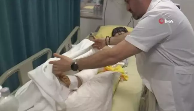 Enkaz altında kalan anne 8 yaşındaki oğlunu emzirerek susuzluğunu giderdi
