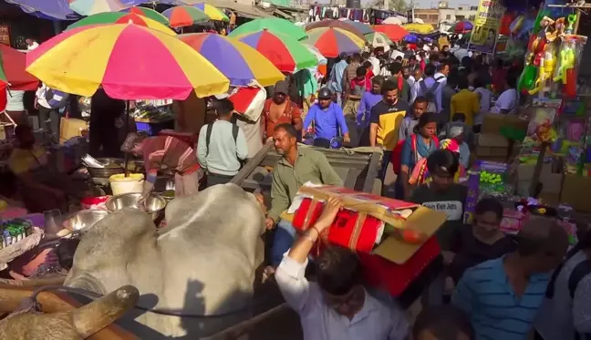 Hindistan'da Holi Festivali Renkli Görüntülere Sahne Oldu