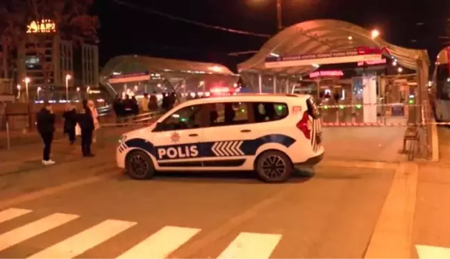 İSTANBUL-CEVİZLİBAĞ'DA TRAMVAY RAYDAN ÇIKTI-1