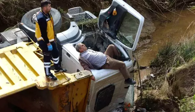 Belediyeye ait kamyon yol yapımı sırasında dereye uçtu: 1 yaralı