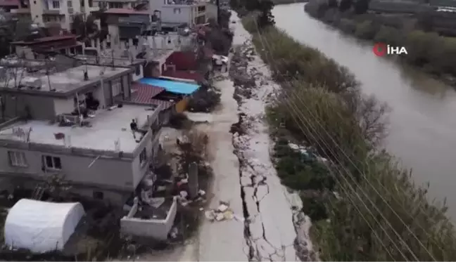 Evlerin yakınında bulunan yol depremde çöktü