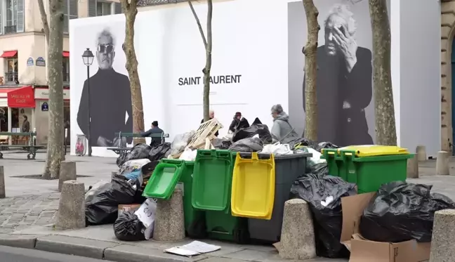 Paris'te Temizlik İşçilerinin Grevi Sürerken Sokaklarda Çöp Yığınları Oluştu