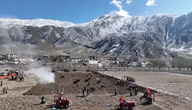 Tibetli Çiftçiler İlkbahar Dönemine Modern Tarım Makineleriyle Başladı