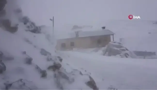 Bayburt - Trabzon sınırındaki yaylalar beyaza büründü