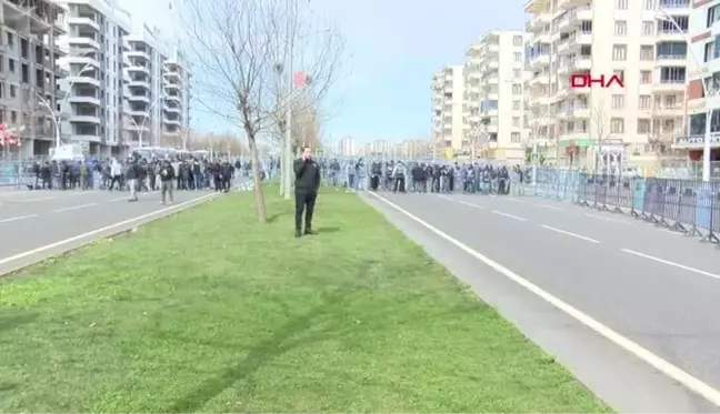 DİYARBAKIR'DA NEVRUZ KUTLAMASINDA OLAY; 5 POLİS YARALANDI, 19 GÖZALTI