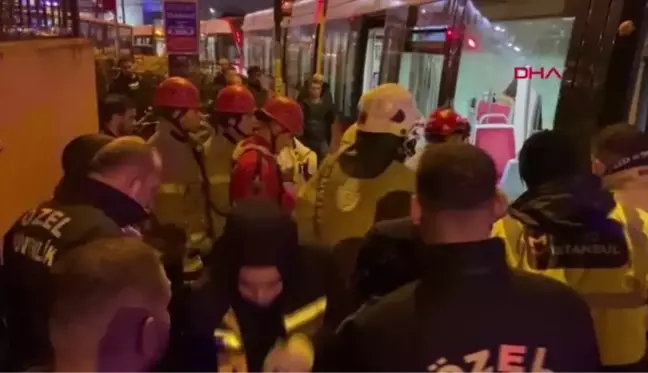 TRAMVAY İLE PERON ARASINA YOLCU SIKIŞTI, SEFERLER DURDU-1