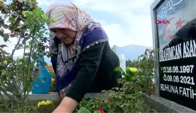 OĞLUNUN KATİLİNE VERİLEN CEZAYI, MEZARI BAŞINDA AĞLAYARAK OKUDU