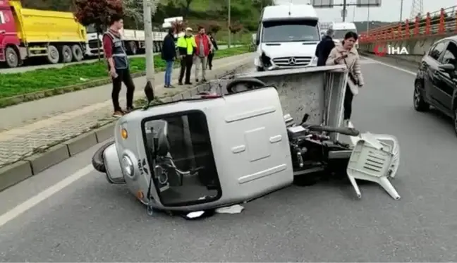 Servis aracının çarptığı moped yan yattı: 1 yaralı