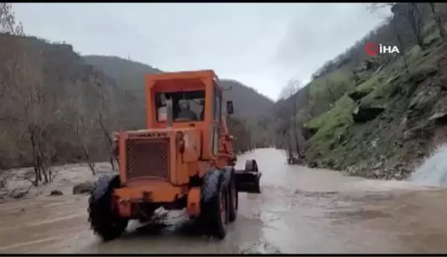 Tunceli'de taşkında mahsur kalan 11 vatandaş, kara yolları ekipleri tarafından kurtarıldı