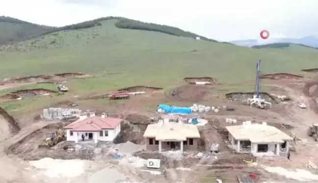 Deprem bölgesinde yapılan köy evlerinin ilk etabı bayramda teslim ediliyor