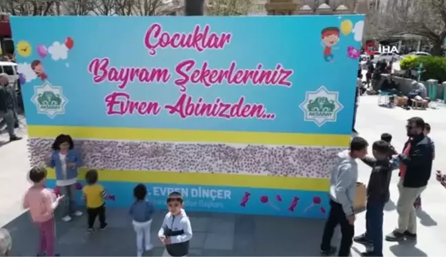 Aksaray Belediyesi'nden çocuklara bayrak şekeri standı