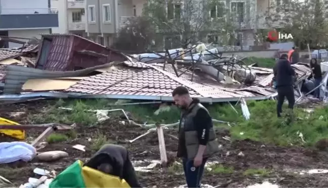 Deprem bölgesini fırtına vurdu, çatılar ve konteyner uçtu: 1 ölü, 4 yaralı