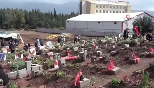 Deprem hüzünlü hikayeler bıraktı, yakınlarını kaybedenler mezarlıkları ziyaret etti