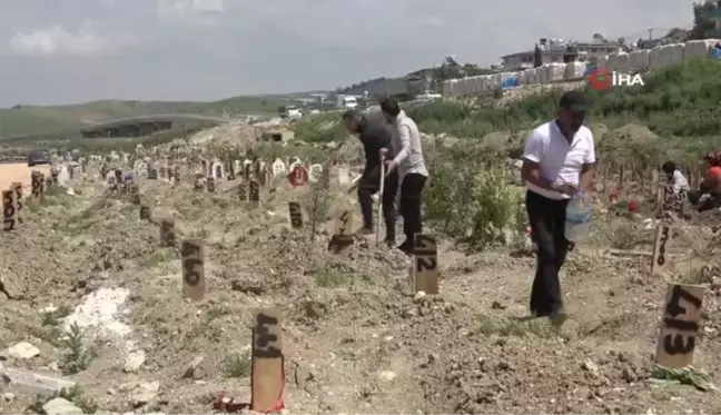 Hatay'da bayram öncesinde mezarlıklarda hüzün hakim