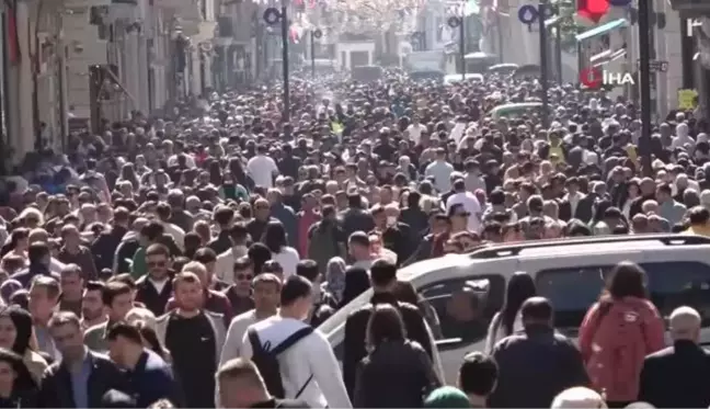 Bayram nedeniyle vatandaşlar Taksim'e akın etti