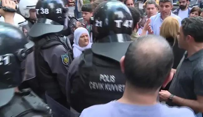 Diyarbakır Merkezli 21 İldeki Gözaltılara Yönelik Protestoya Polis Müdahale Etti