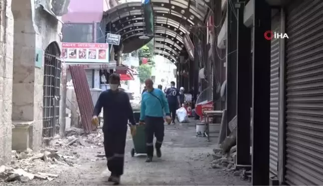 Tarihi Uzun Çarşı'da esnaf yaralarını sarıyor