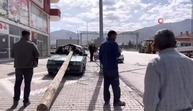 Tırın dorsesine takılan telefon direği otomobile ok gibi saplandı