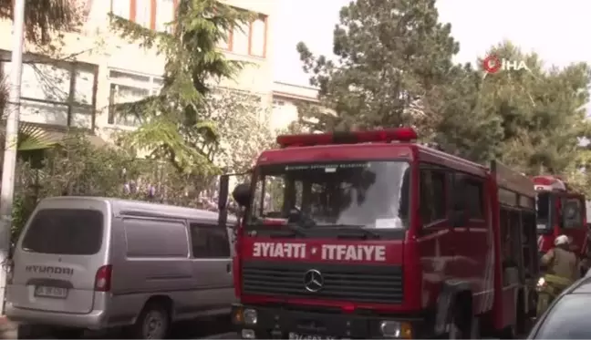 Bakırköy'de 5 katlı binanın çatı katında yangın