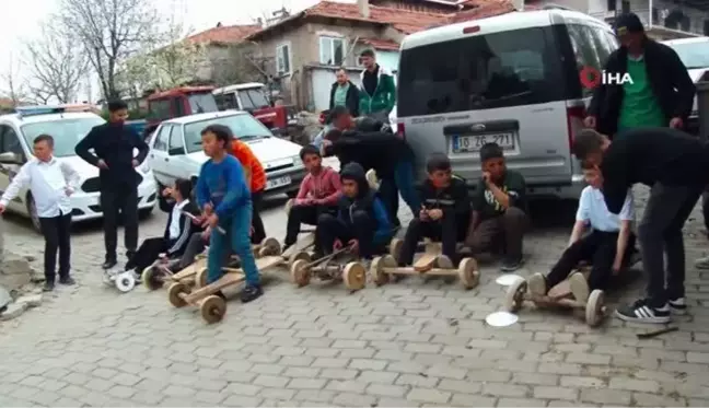 Çocuklar tahta arabalarla birincilik için yarıştı