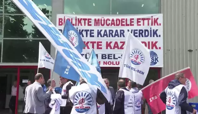 İzmir Büyükşehir Memurlarından Toplu İş Sözleşmesi Sonrası Halaylı Kutlama