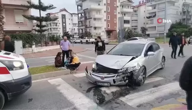 Ticari taksi ile otomobilin çarpıştığı kazada 2 kişi yaralandı