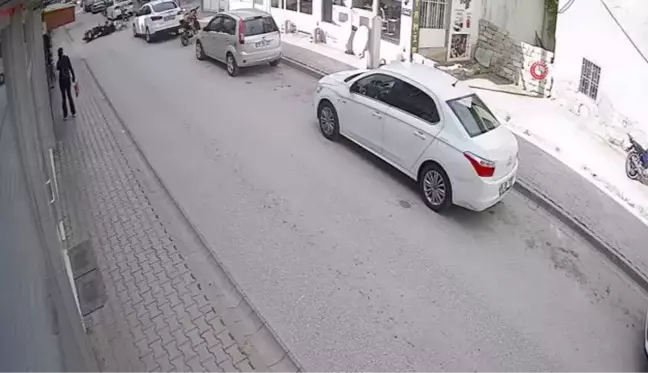 Motosikletin bisikletliye çarptığı kaza kamerada