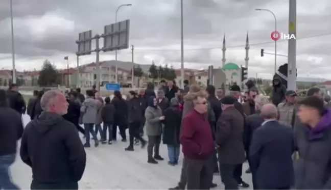 Kavşağa siyah çelenk koyup trafik kazalarını protesto ettiler