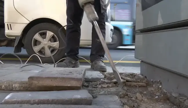 Ankara'da Yeni Nesil Akıllı Otobüs Duraklarına Montaj Devam Ediyor