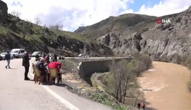 Munzur Çayı yükseldi, bulanıklaştı, 3 genci arama çalışmaları çalışmalar güçlükle yürütülüyor