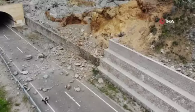 Gümüşhane'de meydana gelen heyelanda dev kayalar karayolunu ulaşıma kapattı