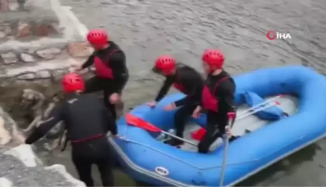 Rafting parkurunda mahsur kalan köpeğin imdadına sporcular yetişti