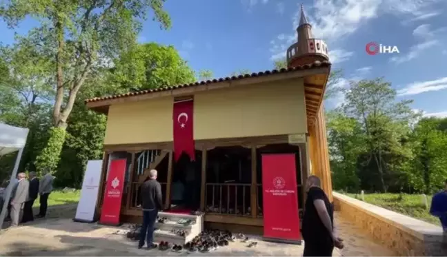 Restorasyonu tamamlanan 698 yıllık camide eller semaya açıldı