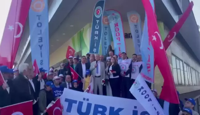 Türk-İş 1 Mayıs'ta Taksim Cumhuriyet Anıtı'na çelenk sundu