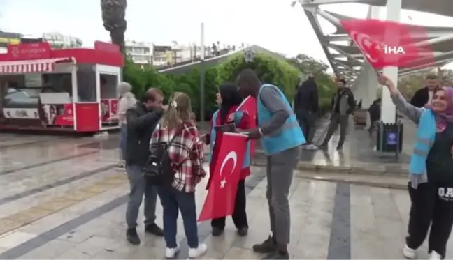 Ganalı Zakariya hemşire, AK Parti'nin seçim çalışmalarına destek veriyor: 