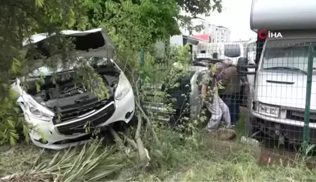 Kontrolden çıkan otomobil yol kenarındaki tel örgülere çarparak durabildi