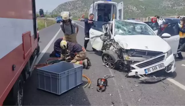 İzmir'de iki otomobil kafa kafaya çarpıştı: 6 yaralı