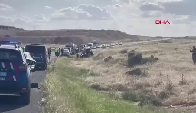 ŞANLIURFA'DA TIR İLE HAFİF TİCARİ ARAÇ ÇARPIŞTI 5 ÖLÜ, 1 YARALI