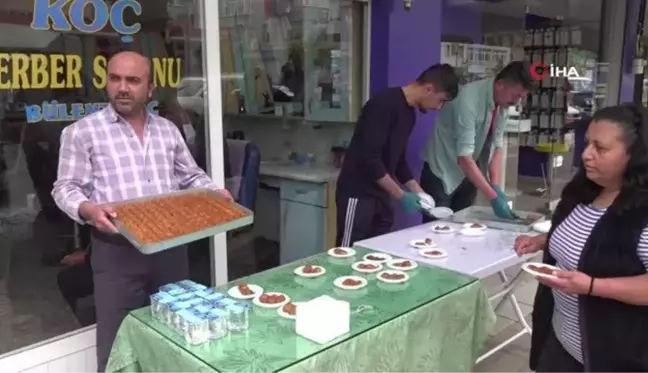 Amasya'da EYT emeklisi berber ilk maaşıyla halka baklava dağıttı