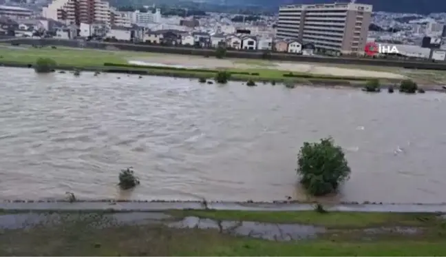 Japonya'da nehirdeki set çöktü, ev ve araçlar sular altında kaldı