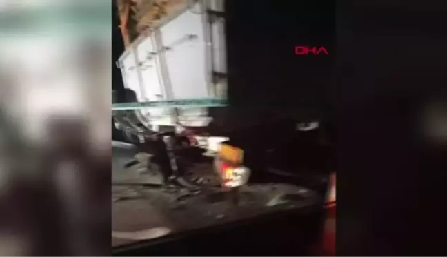 KIRMIZI IŞIKTA BEKLEYEN KAMYONA ARACIYLA ÇARPAN SÜRÜCÜ HAYATINI KAYBETTİ