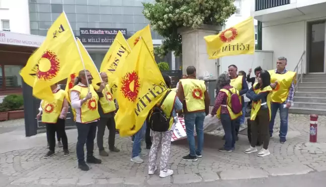 İzmir'de Eğitim-Sen üyeleri öğretmenler arasındaki ücret farklılığına tepki gösterdi