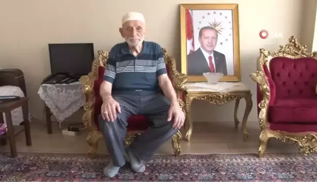 Mitinge gitmek için merdivenleri yürüyerek çıkan Hüseyin Dede, 