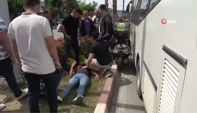 Motokurye otobüs ile refüj arasında sıkıştı, yaralıya ilk yardım AK Parti ekibinden geldi